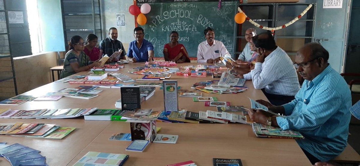 aprskalvabugga's tweet photo. Great news for APRS kalvabugga kids. Inauguration of library by principal. Aakarsh consistently donating books to the school on alumni day i.e Samyama. Let us provide as many as possible #Books #Library #Knowledge #Alumni #Aakarsh #Thankyouteachers https://t.co/TJLJBmA4Z4