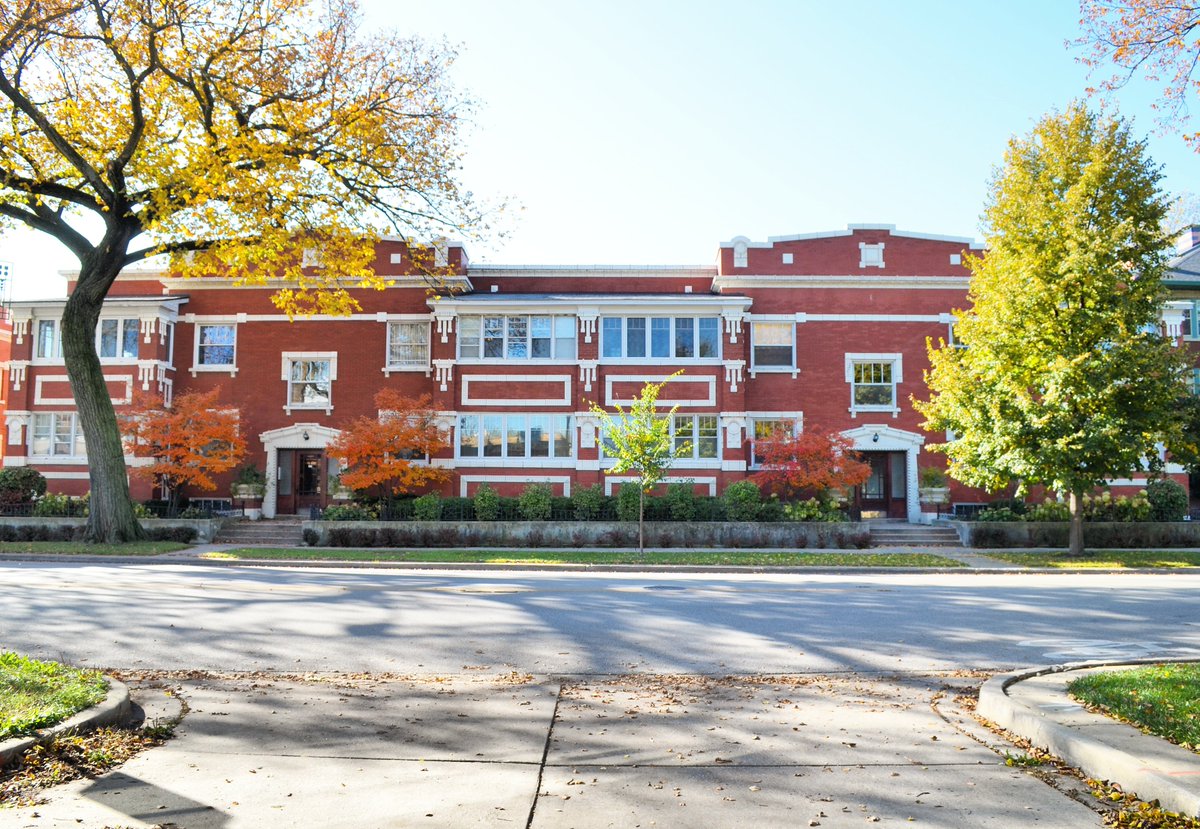 chi_geek's tweet photo. @PleasantHomeOP I'm not done with this thread as we gotta talk about Oak Park's historic apartment buildings, constructed in the 1910s &amp; 20s when all that open prairie was being developed.

(Bottom left corner was designed in 1912 by Frederick Schock who lived across the border in Austin) https://t.co/UkeKEvulR2