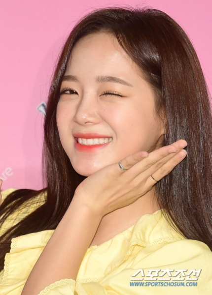 gugudan Sejeong will reportedly make her solo debut in December with a single album

n.news.naver.com/entertain/now/…