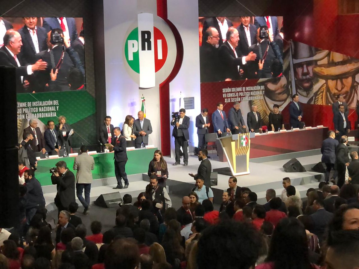 YOLANDACEPEDAE's tweet photo. Toma de protesta del consejo político nacional del CEN #PRI https://t.co/gGP7WSBuDR