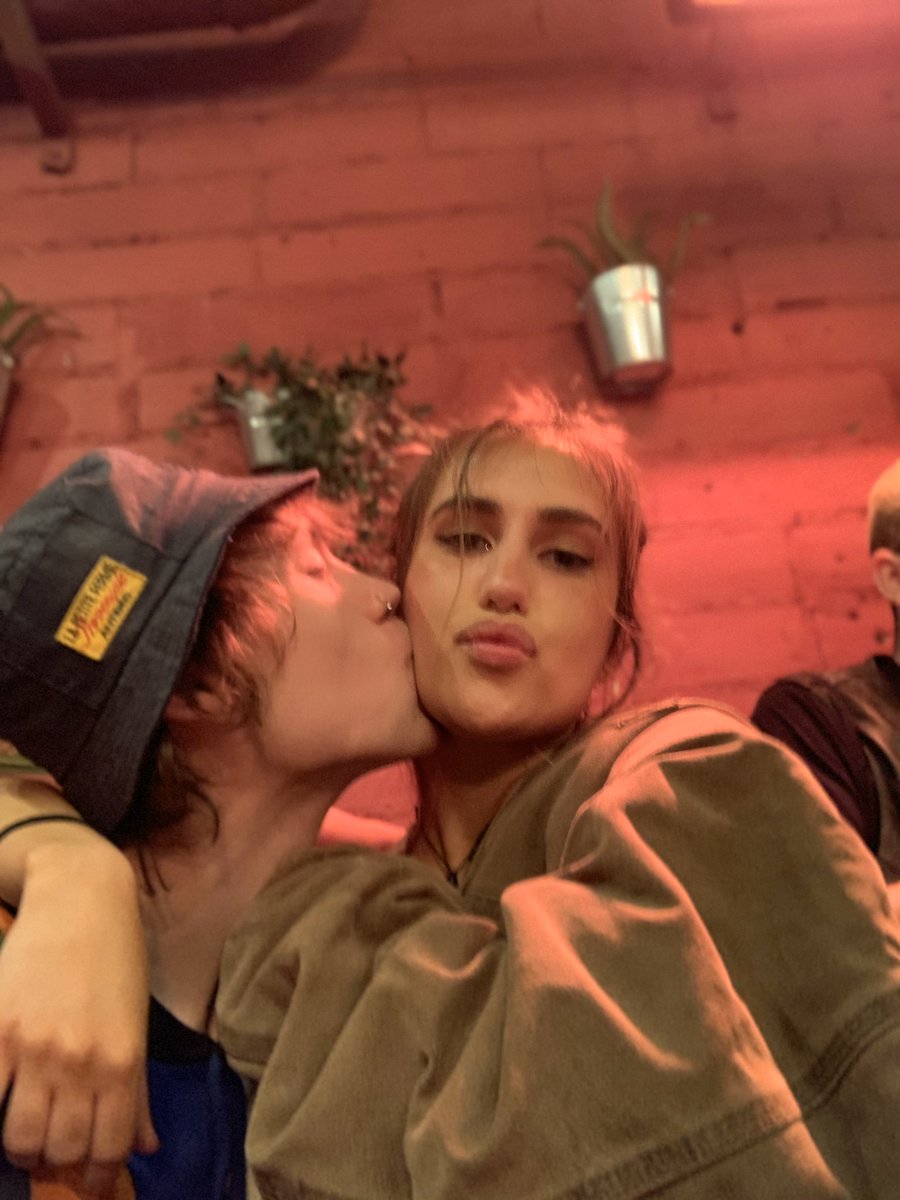 GlockWan's tweet photo. @SaoirseMurphy @BronaghBergin98 would you believe I ran into the loveliest lady 🥺 https://t.co/9W7FAv0vEF