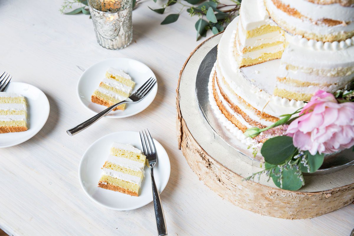 fotografía de pasteles de boda sirviendo pastel