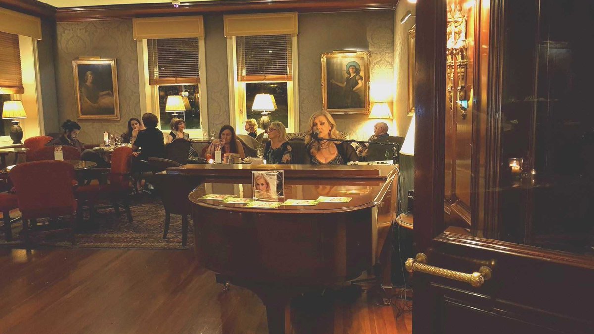 angiedeanmusic's tweet photo. Who will be joining me this evening from 6:30pm - 10:30pm in the #HighlanderBar at @StamfordHotels for some live music and a drink or three?...

See you there... Angie... x 🌺🎶🎹🎤

#SirStamford #whatson #tonight #fun #Fridaynight #AngieDean #AngieDeanMusic #livemusic https://t.co/hXMa1n8tBT