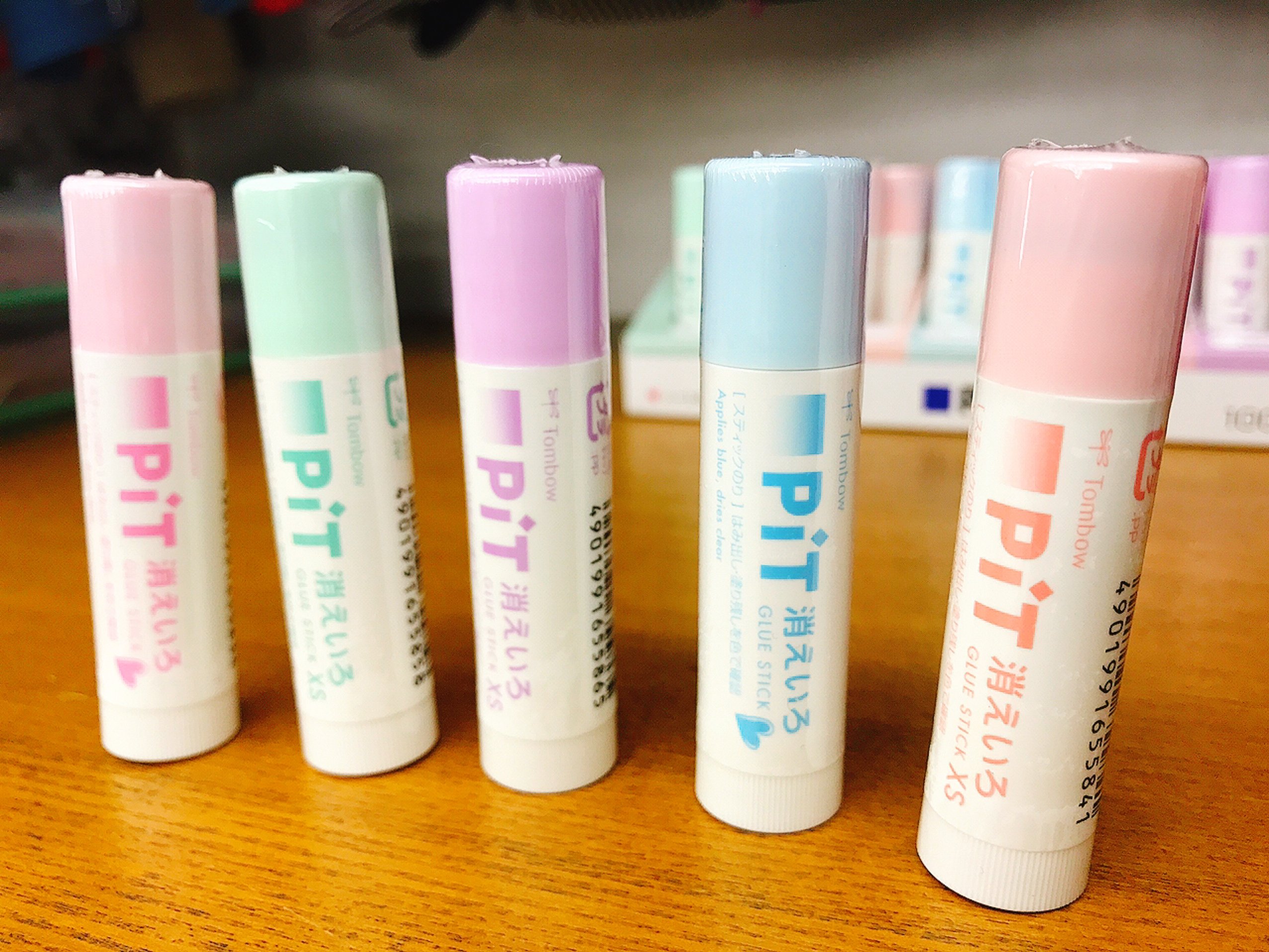 金ペン堂 裾野市の文房具店です Twitterissa かわいい限定パステルの 消えいろpit 出たよ 潜んでいる 見つけたらラッキー的なやつが潜んでいる 探しにおいでよ やつを見つけてよ 待ってるよ トンボ鉛筆 消えいろpit のり パステル かわいい