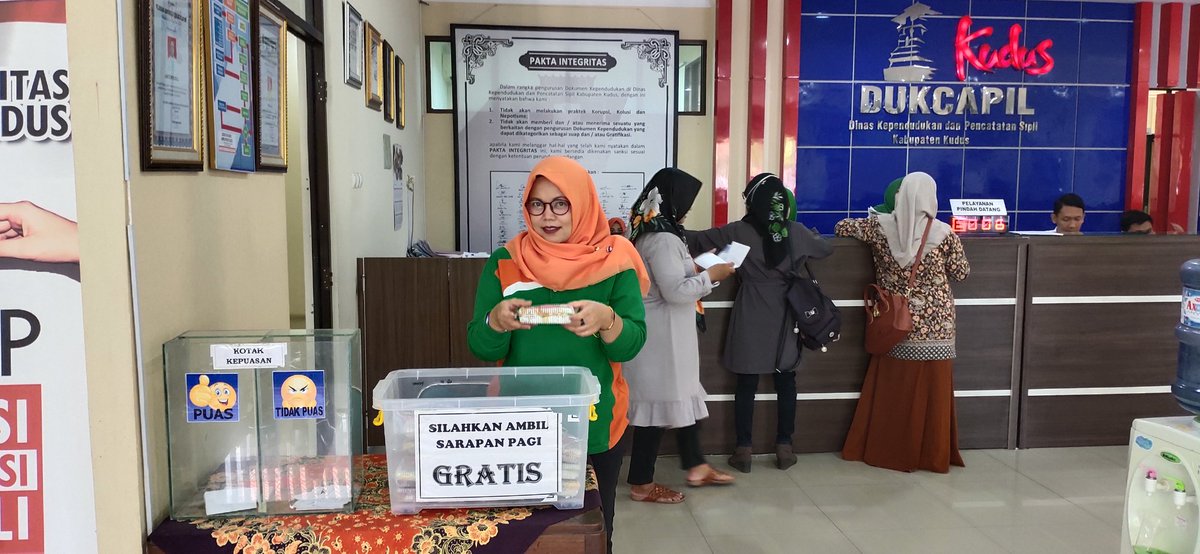 dukcapilkudus's tweet photo. Sedekah pelayanan dukcapil kudus berupa sarapan pagi gartis yg kami sediakan setiap hari jumat untuk warga yg datang ke dinas dukcapil kudus. Seperti hari ini nih gaes. Monggo.
@pututwinarno09 @ganjarpranowo
.
.
#GISA #GerakanIndonesiaSadarAdminduk #KudusUpdate #kudushitz https://t.co/ezgaePdXOS
