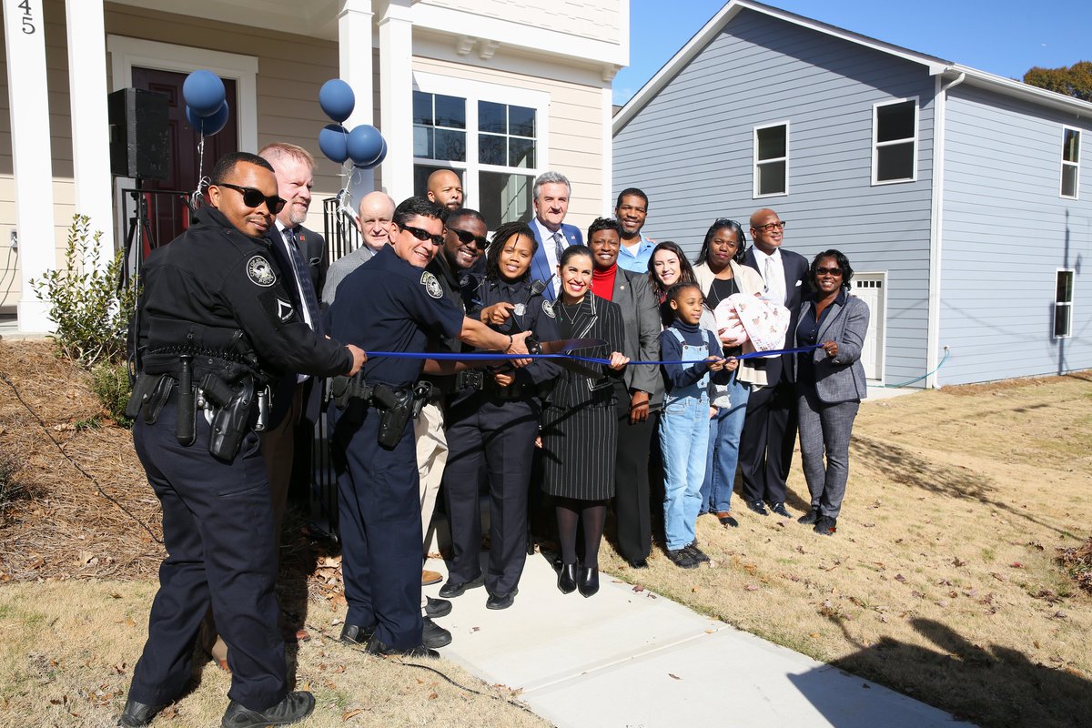 Atlanta_Police's tweet photo. The @atlpolicefdn's Secure Neighborhoods initiative is helping enhance relationships between APD Officers &amp; the communities they serve. 16 new homes were built in the English Avenue neighborhood as part of phase Two &amp; five homes were previously constructed in 2017. @WFFAtlanta https://t.co/dvxUGytYmT