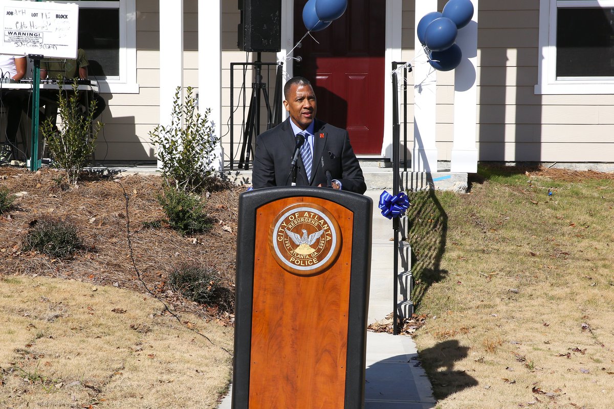 Atlanta_Police's tweet photo. The @atlpolicefdn's Secure Neighborhoods initiative is helping enhance relationships between APD Officers &amp; the communities they serve. 16 new homes were built in the English Avenue neighborhood as part of phase Two &amp; five homes were previously constructed in 2017. @WFFAtlanta https://t.co/dvxUGytYmT