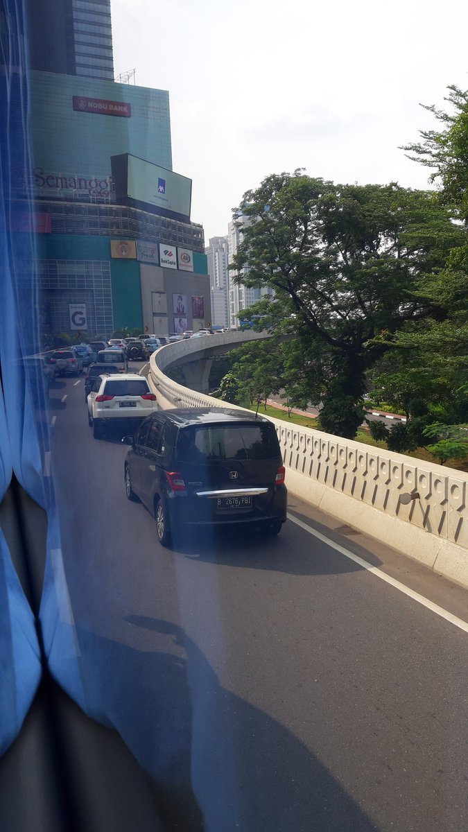 limasiwan's tweet photo. @TMCPoldaMetro @SonoraFM92 lalin semanggi arah bundaran senayan padat https://t.co/irt97jBRy9