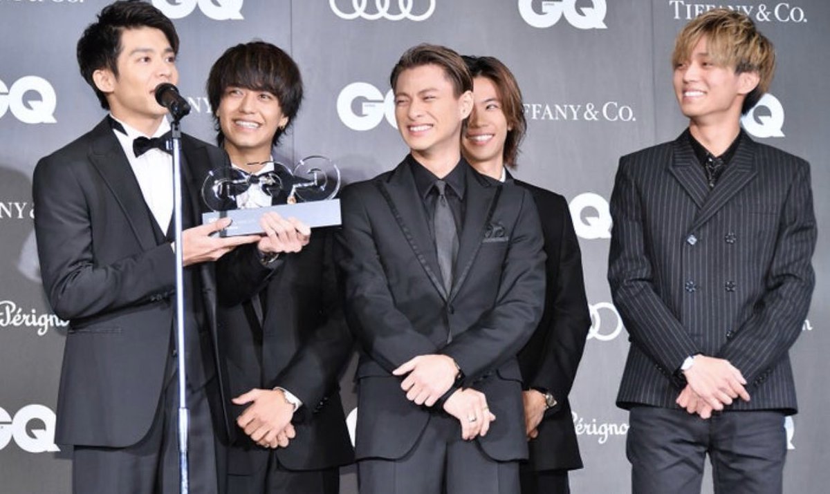 ASNROH_0's tweet photo. こんなお堅い授賞式で、真剣に話すだけで国宝級イケメンたちを万遍の笑みにすることの出来る岸くんの人間的な面白さ。きっと彼の姿に会場のみんなも温かい気持ちで笑顔になれてるんだろうなと想像できる。こういう写真から伝わる岸くんの存在の大きさに、岸くんがリーダーで良かったなって思うよね https://t.co/kENgx8fYe5
