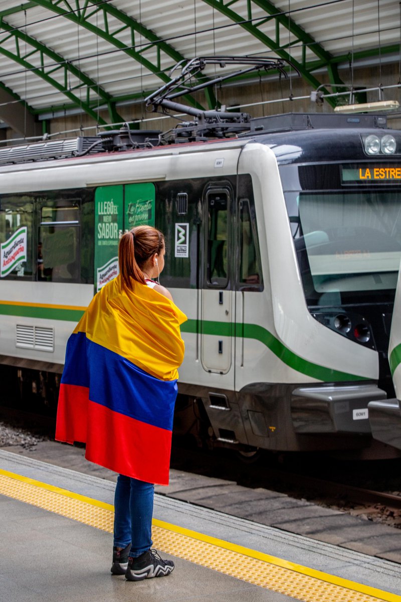 metrodemedellin's tweet photo. Inflen pecho que este logro es de ustedes. 💚💛

Vivimos una jornada cívica en paz 🕊️ y con respeto. 

Estamos para servirles, nuestra operación no tiene sentido sin vosotros. Hoy dimos lo mejor para que recibieran lo mejor. 

#LoQueTúHacesNosMueve 🚈 🚡 🚌 🚊 #ConMiMetroYo https://t.co/3mv57duac1
