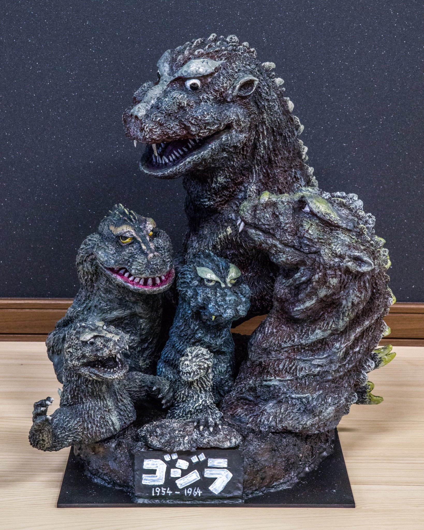 ゴジすけ Twitter ನಲ ಲ てんつく工芸さん 歴代ゴジラ胸像1954 1964です 販売が決まった時から 買いたいと思ってたキット 鮫順さんの魂がこもった造形に圧倒されます 玄関に飾りたい T Co E0sc2m5w8e Twitter