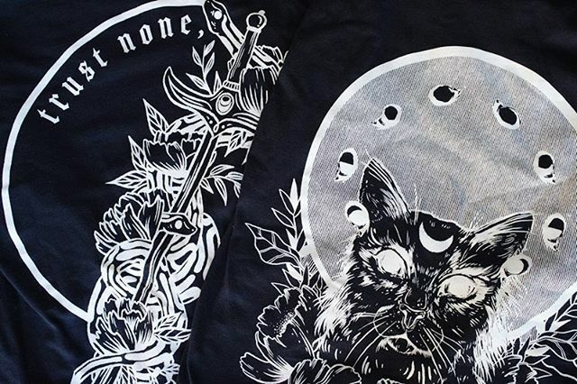 sagecamaron's tweet photo. guess who’s here 🤪 my shirts arrived and they look great! i’m just waiting on my pins to arrive &amp; then i can start sending things out 😌
[ #art #artwork #lineart #halloween #halloweenshirts #cat #halloweencat #snakes #sword #peonies #kickstarter #limi… https://t.co/1V3u3eVIpX https://t.co/E3qi1muPqQ