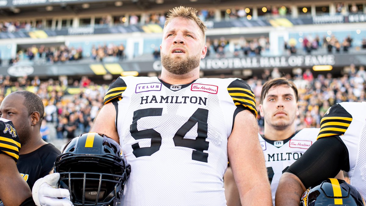 CFL AWARDS: Hamilton #Ticats Chris Van Zeyl is named Most Outstanding Lineman at the #CFL Awards. Zeyl anchored an offensive line which enabled their quarterbacks to total league-highs in passing yards, touchdowns and net offence

MORE: TSN.CA/1.1401752