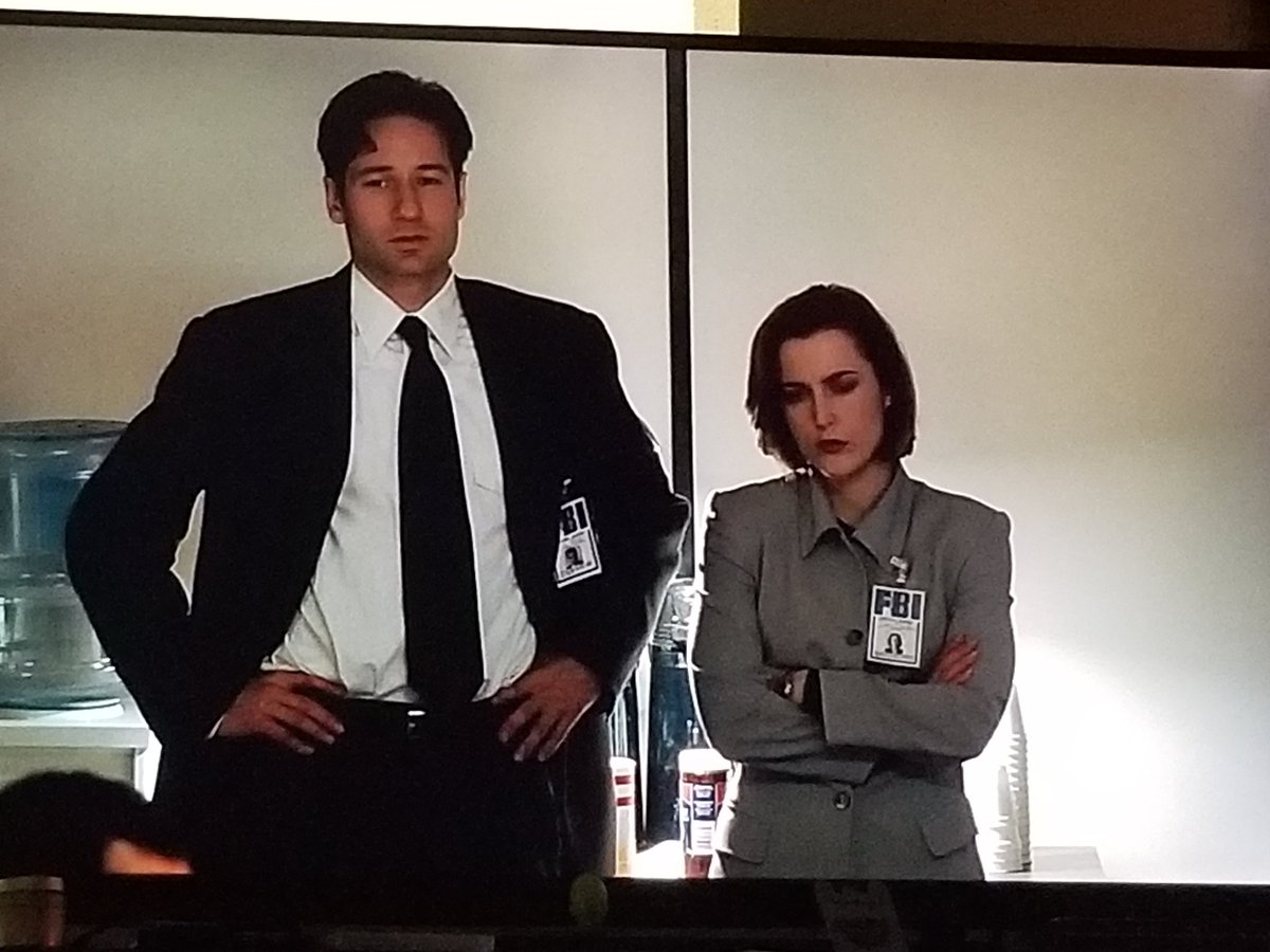 Alley_Cat_BSG's tweet photo. 1) hands on hips
2) height difference appreciation post 
3) #scullyFIF
#tbtXFiles https://t.co/uBCwYHuECz