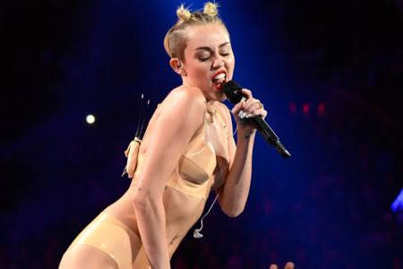 no meio do ano aconteceu a icônica e chocante performance da miley no "video music awards".