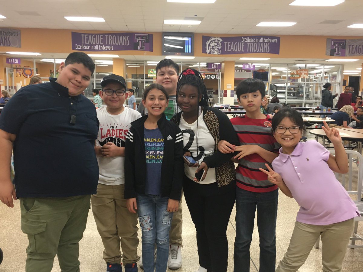 Look at these @Ogden_AISD and @TeagueMS_AISD students! Oh how they grown up! It was so good to hear all their stories about the school year! #DeafEd #ThanksgivingFeast 🍂🍁🦃 @Deaf_ed_MsEborg @DeafEd_Sett