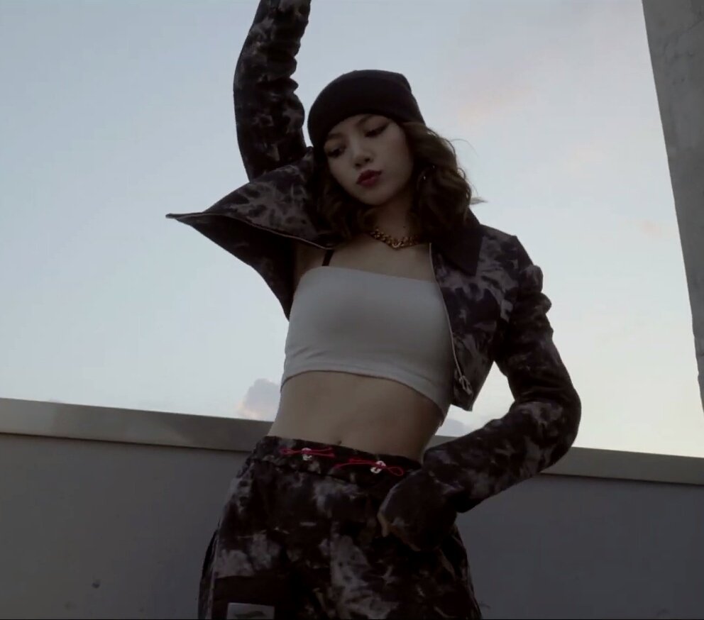 _sooyah's tweet photo. lisa is a daddy 🔥 https://t.co/lfibEkDM4s
