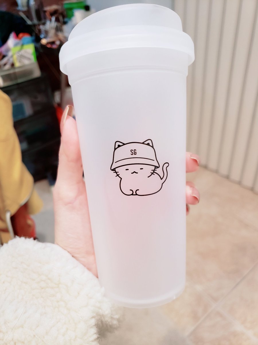 keychain bunny koo by <a href="/koo5keyring/">꾸꾸오키링(판매종료)</a> is the softest, tiniest bab 😭💕💕 and this tumbler from <a href="/majorscale_kr/">MAJOR SCALE</a> has an adorable SG yoongi in meow form... thank u <a href="/TheHalesNyx/">haley</a> for getting these to me ✨💜✨💜 #NYXgos
