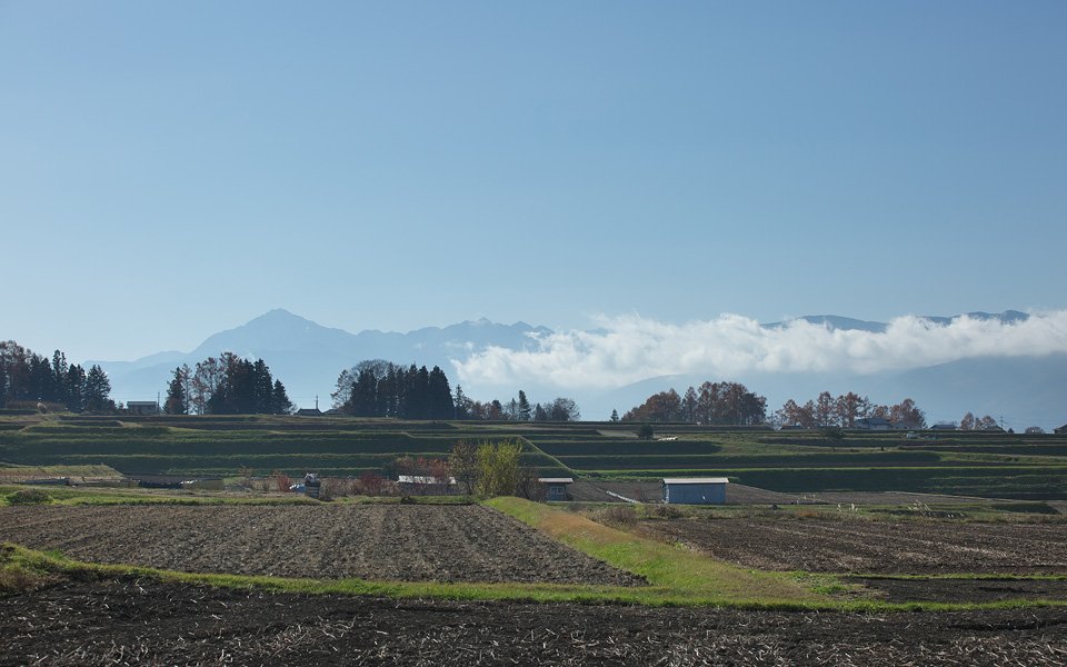 南アルプス遠望
こちらは70mm，いつもお届けしている富士見や原村からの甲斐駒よりはずっと遠くに見えます。蓼科にある製麺所の直売店に新そばの乾麺を買いに行く途中で撮りました。

#5DMK3 #EF70200L 
#ファインダー越しの私の世界
#八ヶ岳エコーライン