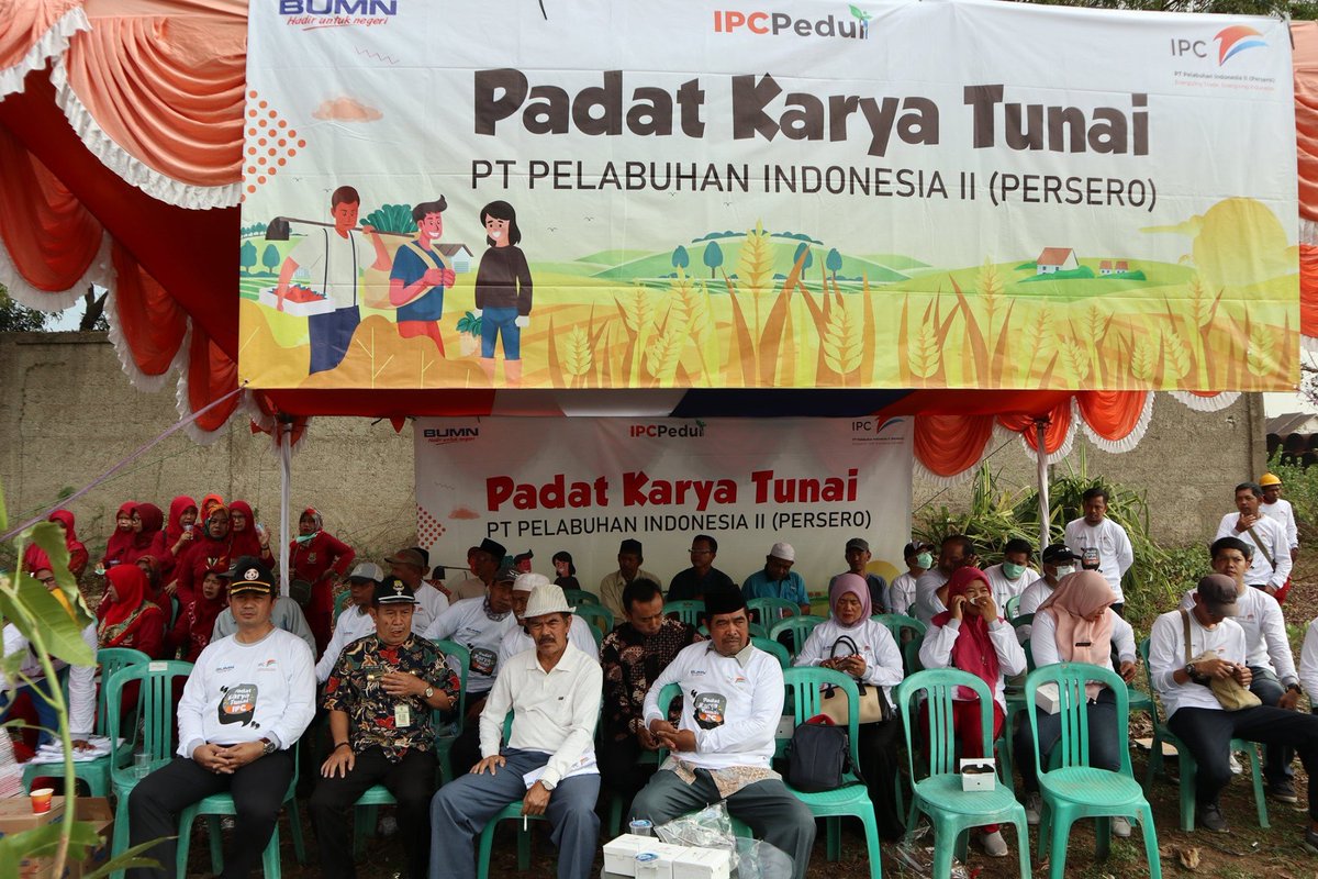 IPC_Banten's tweet photo. Dalam rangka HUT PT. Pelabuhan Indonesia II (Persero), Ipc Banten mengadakan kegiatan sosial ESR &amp; IPC Muda melalui gerakan bersih sungai dan penghijauan dilingkungan Kelurahan Kepuh Kecamatan Ciwandan Hari Kamis (21/11/19).

#IPCPeduli
#HUT_IPCke27

@indonesiaport https://t.co/lEvD3E9YkM