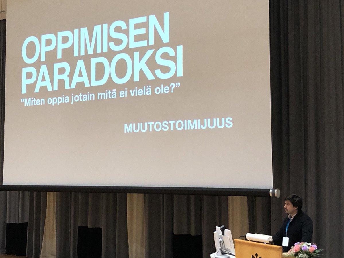 NettaTiipp's tweet photo. Tätä kysymystä pohdimme myös @GrowingMindEdu hankkeessa. 
@Hilppo esittelee Suomen Kasvatustieteellisen seuran Kulttuurihistoriallisen toiminnan teorian teemaryhmää @2019Uef https://t.co/CLsUNJghHg
