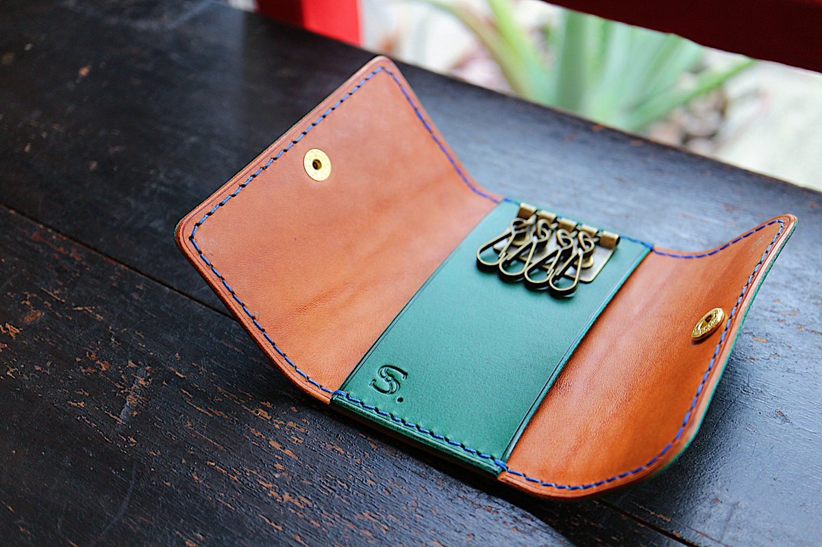 Raz Leather 革職人 Key Case オーダー キーケース 革 グリーン キャメル 糸 ブルー プレゼントにとオーダー頂きました グリーンの革に ブルーステッチはオーダーならではの組み合わせです Leather Keycase Razleather 革 レザー