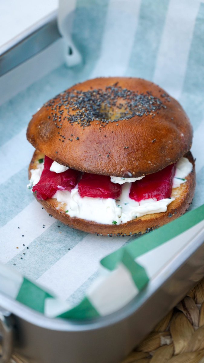 Yeni Bagel&amp; Pretzel menümüzden: Bagel Somon. Otlu krem peynir, Pazar yapımı somon gravlax, isteğe bağlı ekstra çırpılmış yumurta veya göz yumurta ile.
🐨
#Bagel #BagelSomon