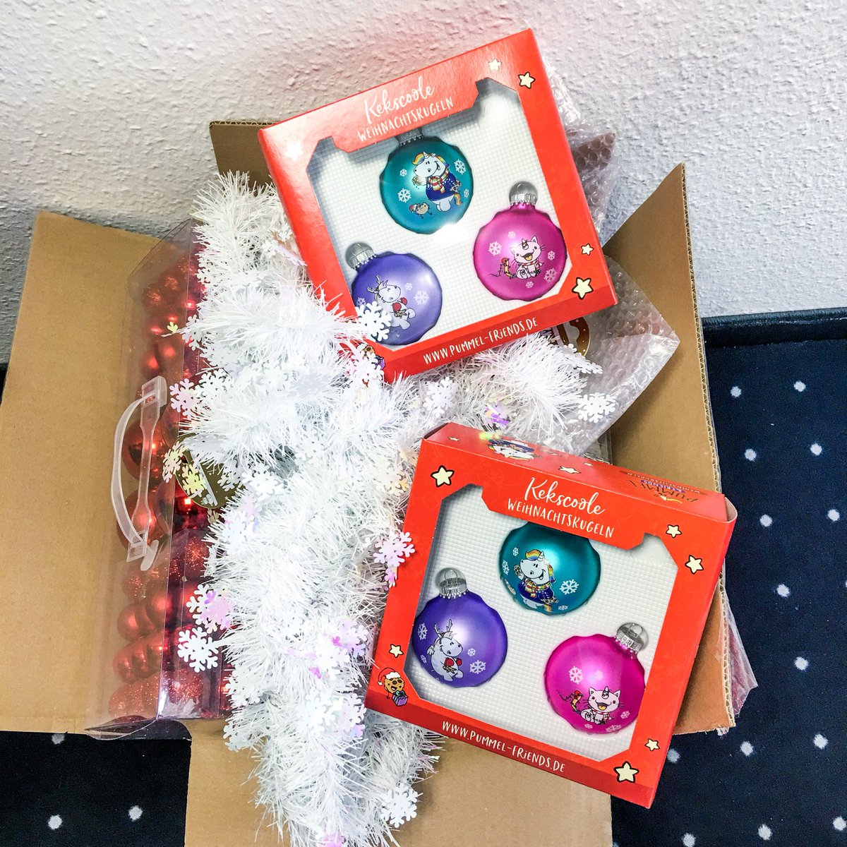 Erst kamen die Dominosteine, jetzt folgt die erste Deko. Wenn Jemand auf Weihnachten vorbereitet ist, dann wir!😎
Großer Dank gebührt unseren weihnachtswichteligen Freunden vom @pummeleinhorn_!😘