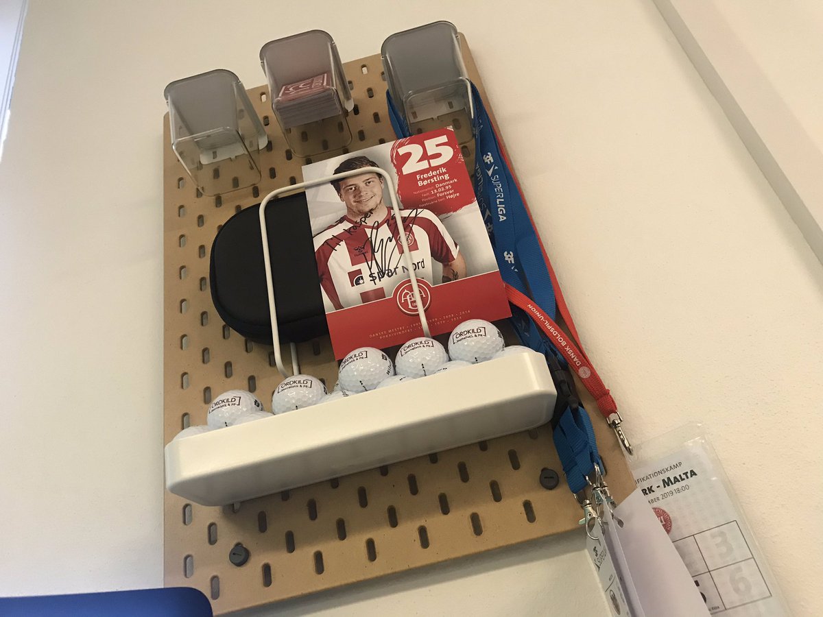 Oerkild's tweet image. Min bordmakker på kontorfællesskabet har bemærket en lille forkærlighed, som jeg i flere år har holdt skjult på pressepladserne. Julen kom tidligt i år, @rasmusolesen! #AaBinside