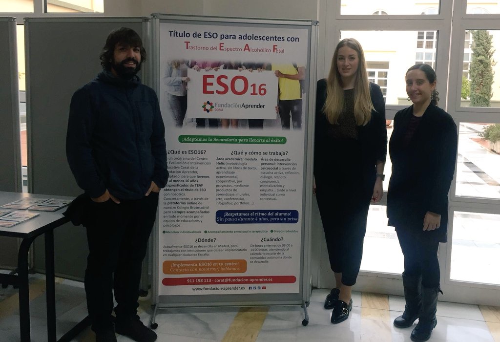 f_aprender's tweet photo. Estamos en la I Conferencia Nacional del Trastorno del Espectro Alcohólico Fetal (#TEAF), en Granada. Presentamos nuestro programa ESO16 para jóvenes con TEAF. #títuloESO #Secundaria #FelizViernes #FelizFinde https://t.co/eDjFKwMOZr