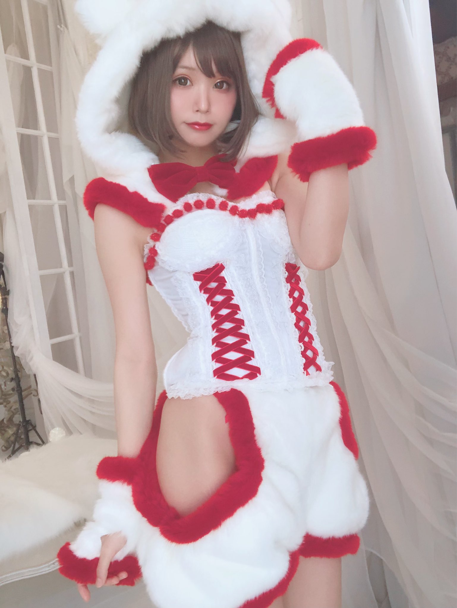 画像,冬コミ新作写真集撮影してきました！ケモ耳シリーズの1着目はクマ×クリスマスっぽく赤白で、デザインは自分で考えた衣装なのです🐻🎄パンツの横がポイント…( ◜௰◝ …