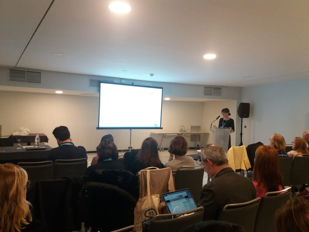 FHRedDCA's tweet photo. Interesante y enriquecedora la reunión anual la 
@SENeurorreha🧠en #Sevilla🔝🔝 Vemos a Simona Mancini, del @bcbl_ ,🙌hablando de trastornos de la comunicación, y a @DavidNorenaMart, neuropsicólogo del @HospitalBeata sobre alteraciones visuoespaciales y agnosias 
#XVIIJornadaSENR https://t.co/sjPxtrLX0T