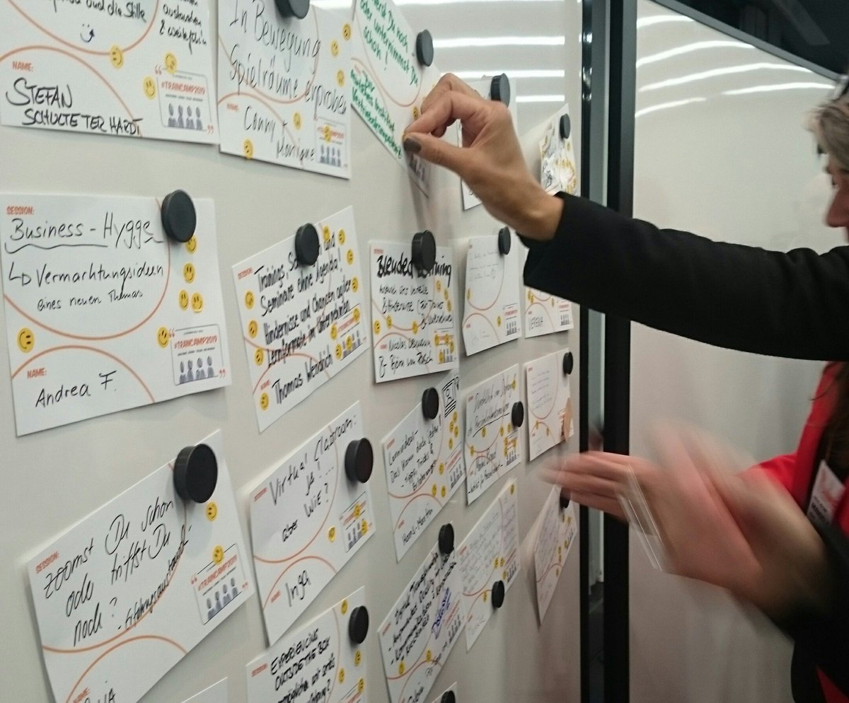 23 Session wurden vorgestellt: von der Zukunftsvision für neue Trainings über #BlendedLearning bis zu #Hygge im Business und Selbstreflexion zu Rapport vs #Diversity ist die Bandbreite groß. Jetzt läuft die Abstimmung - ganz freundlich per Smiley 😊
#TrainCamp2019
