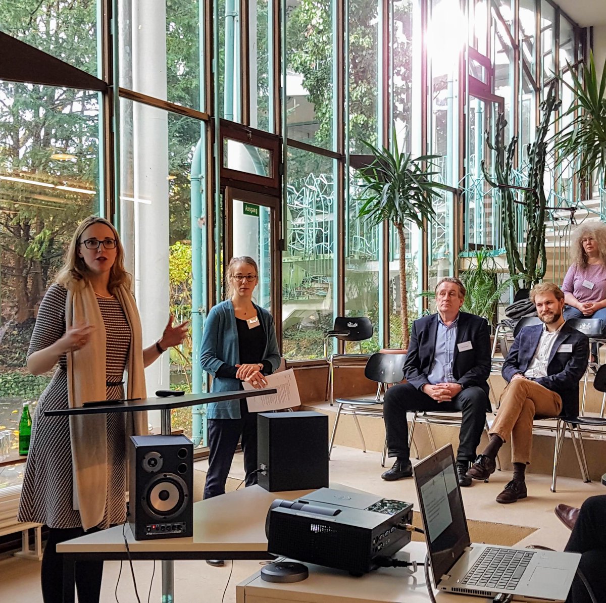 ethikrat's tweet photo. Wir sollten die Sorgfalt von "Ethics made in Europe" auch international als Stärke verstehen und nicht nur als etwas, das den technologischen Fortschritt aufhalten könnte, plädiert @alena_buyx auf der  Projektkonferenz für die GenomEdit Lernplattform. https://t.co/oHnAJT3sxB https://t.co/ToJ9KR8lpz