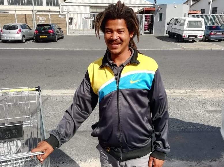 News24's tweet image. FEEL GOOD: Man gets job after pushing trolleys by day, secretly studying engineering by night | @JennaEtheridge 

ow.ly/eeaz50xhGuF