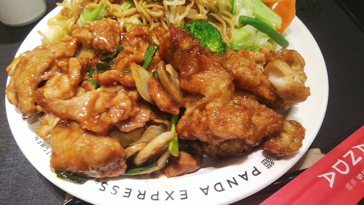 Tommy3 A Twitter お台場のヴィーナスフォートのアメリカン中華料理 パンダエクスプレスでランチ オレンジチキンとモンゴリアンチキンと炒麺と野菜のプレートで1000円です なんとなくアメリカンでカッコいい パンダエクスプレス 中華料理 アメリカ料理 お Tommy3 A Twitter お台場のヴィーナスフォートのアメリカン中華料理 パンダエクスプレスでランチ オレンジチキンとモンゴリアンチキンと炒麺と野菜のプレートで1000円です なんとなくアメリカンでカッコいい パンダエクスプレス 中華料理 アメリカ料理 お