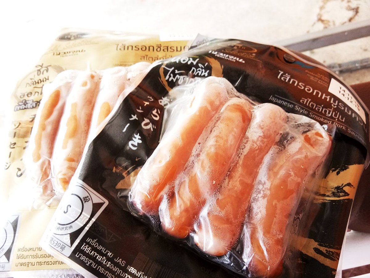 Kin24hrs's tweet photo. แกกกไส้กรอกญี่ปุ่นตัวใหม่ หมูและชีสรมควัน บอกเลยว่าไม่ธรรมดา รมควันจากไม้ซากุระนำเข้า ส่วนชีสเป็นกลิ่นนมฮอกไกโด สัมผัสได้ถึงความพรีเมี่ยม ลองแล้วอร่อยมาก เนื้อฉ่ำนุ่ม หนังบางกรอบ เพราะทำมาจากไส้แกะ “แบ่งเกรดเมื่อแรกกัด” จริงๆ ซื้อได้ที่ 7-11 จ้า #รีวิวเซเว่น #แบ่งเกรดเมื่อแรกกัด https://t.co/O7u67QaP3F