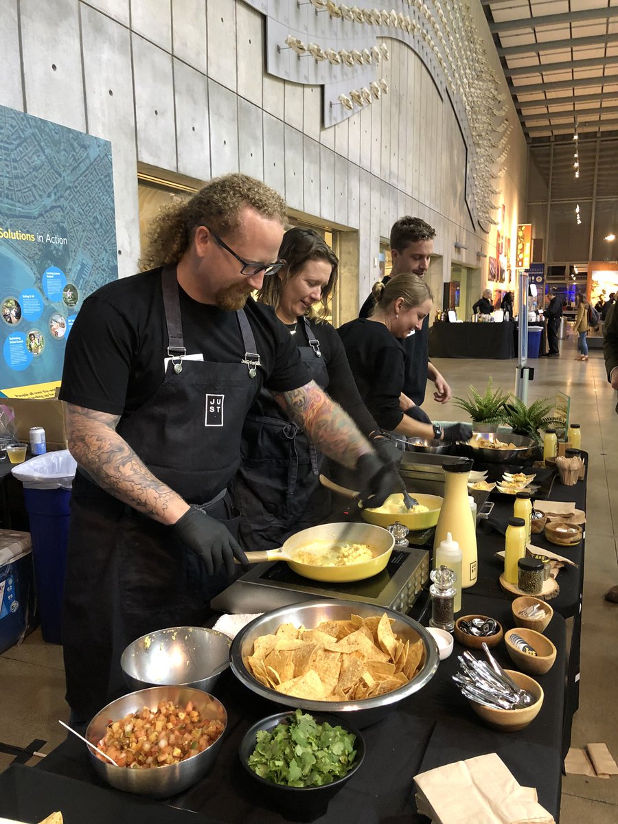 anoyes's tweet photo. Big night at the museum w/ @eatjust
@calacademy @CASNightLife #BiteLife #MakeItJUST https://t.co/tOz4yVy67J