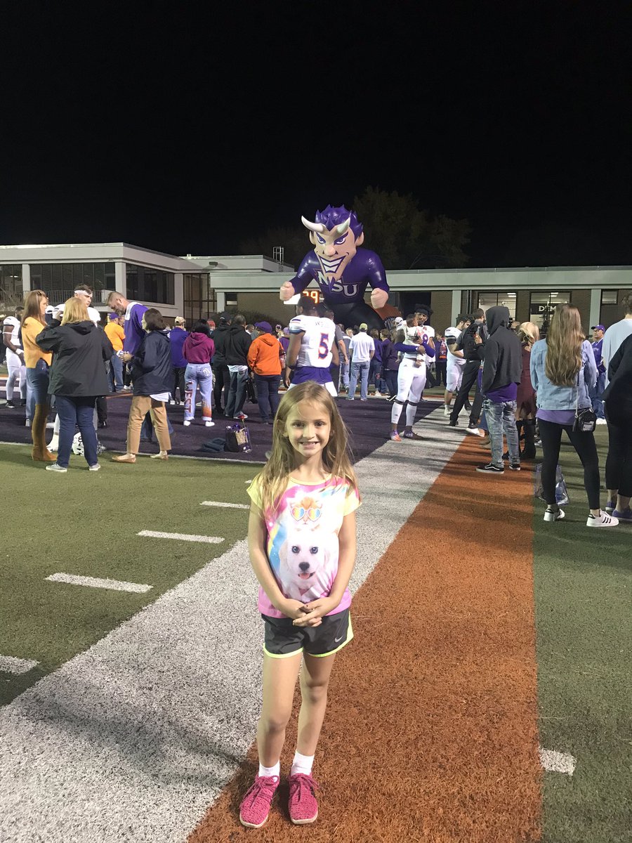 poogybear31's tweet photo. Having a wonderful experience at NSU tonight! Met some awesome people and watched those Demons play. https://t.co/GZrHVkNhGK