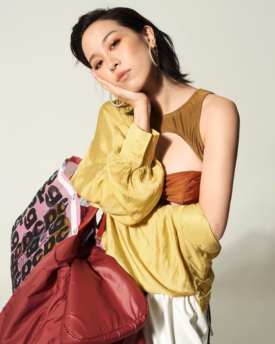 _GANDAGANDA_'s tweet photo. มาดูแฟชั่นเซตปก Gandaganda กับน้องพลอย หอวัง @paloyhorwang  
-
Cover Fashion on November 2019
-
Summer in November 💦♥️🍃
-
Photo @rang_ittirit
Stylist @zomeee
Makeup @emieemee
Hair @chai.surasen
-
#GDGDissue
#GDGDfashion
#GDGDcover
#paloyhorwang 
#horwangsisters https://t.co/fKE6zY7e4j