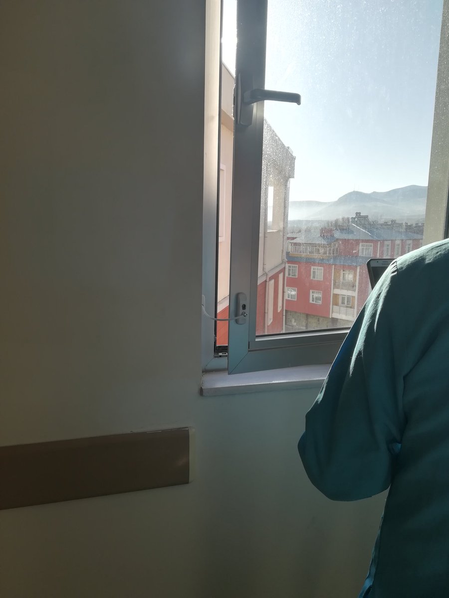 Hastanemizde hasta ve çalışanların can güvenliğini korumak amacıyla bütün merdiven boşluklarında  file uygulaması  ve yatan hasta servisindeki pencereler için kilit sistemi kurulmuştur. Emeği geçen herkese çok teşekkür ederiz.