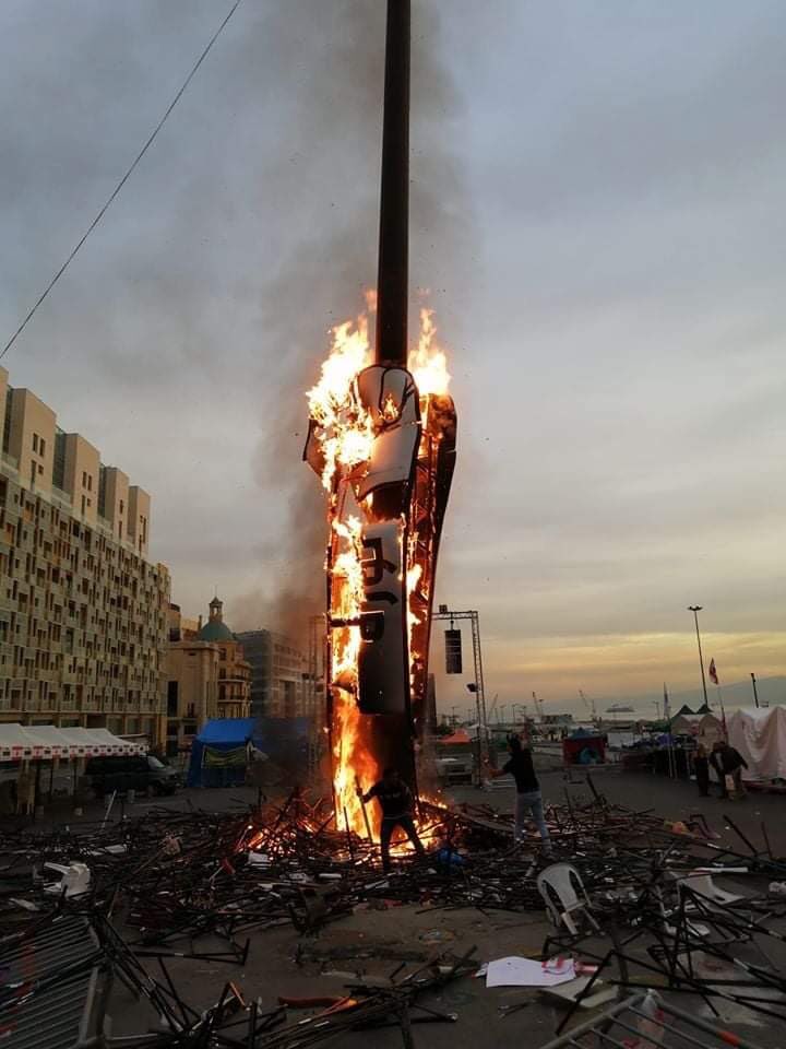 BassamAbouZeid's tweet photo. #ثورة عجزوا عن إخمادها 
فاحرقوا مجسمها https://t.co/uDPmLmLrvg