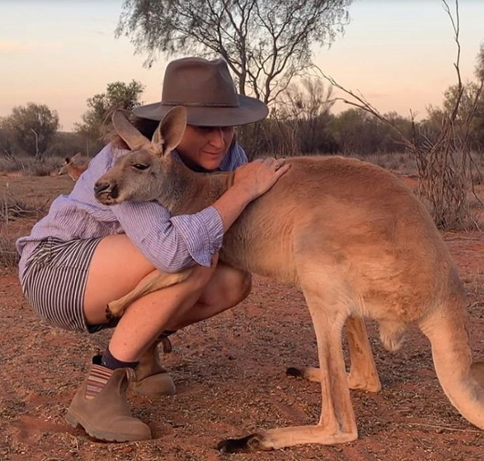 Kangaroo Has Been Hugging Her Rescuers Almost Every Day Since They Saved Her As an Orphan 
ow.ly/Mqv150xhHqD
#showmecapetown #kangaroo #animalorphan #TBT