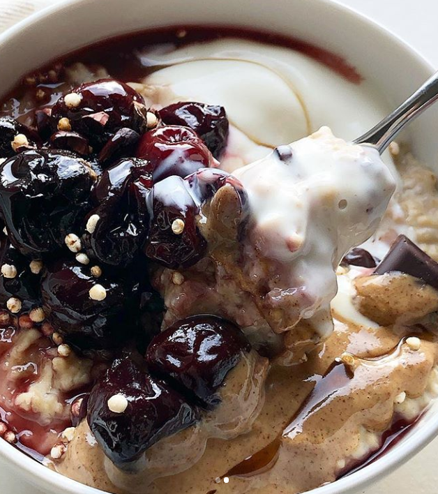 Warm winter breakfast bowls ft. Benefit Choc 😍🍫

📸@foodiefittwinmummy  
#friendswithbenefit #benefit #choc #darkchocolate #vitamins #healthyliving #wellbeing #wellness #healthy #cacao #awardwinning #vegan #nutritious #plantsbased #eatplants #feedfeed #veganlifestyle #🌱 #🍫