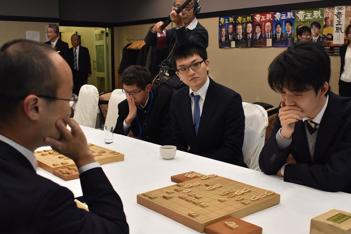 朝日新聞将棋取材班 On Twitter 村 豊島将之叡王に藤井聡太二冠が挑戦する叡王戦五番勝負の第２局が明日指されます 今日は検分がありました 対局場は 名人戦を始めとする数々のタイトル戦の舞台となってきた甲府市の常磐ホテル 豊島叡王は竜王戦などで対局の経験が