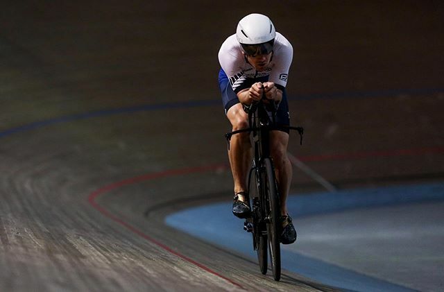 AdaptiveHP's tweet image. N A R R O W  I S  A E R O

Size and weight have a far smaller impact on aero performance than a lot of people imagine. It’s what you do with your body proportions that matters. 
Keeping the shoulders narrow, the torso comfortably low, the head low and forward, these are the …