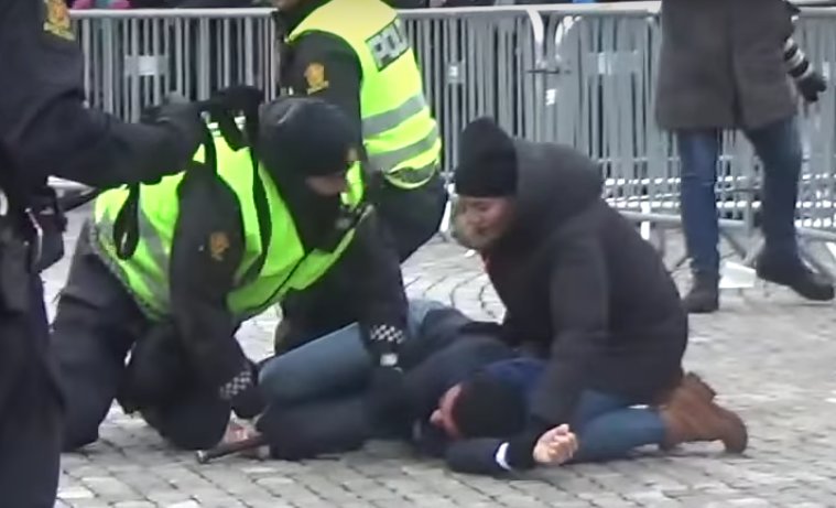 QaiserSidd's tweet image. He's the real hero who saved The Holy Quran from buring from the anti-Muslim organization.. 
We should salute on act of this brave man ❤.. 
#Norway #BraveMan. #Respect
