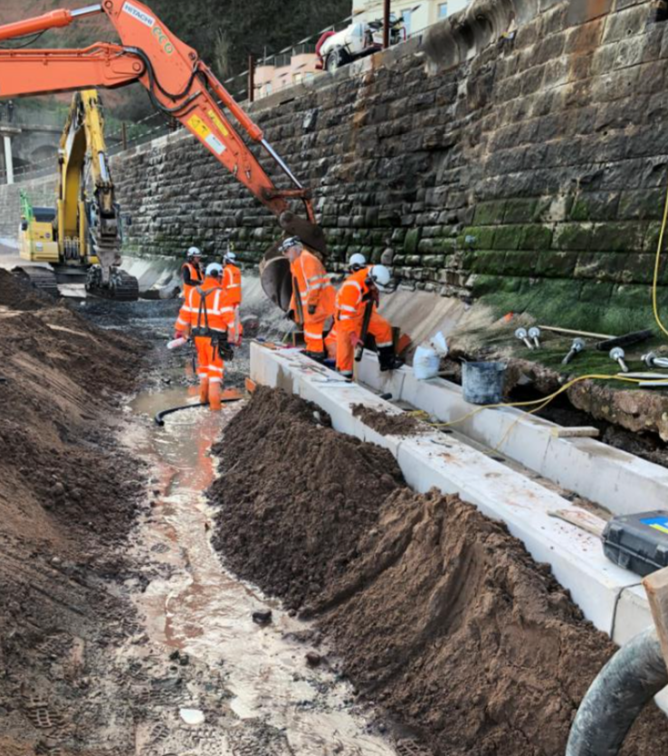 SouthWestRRP's tweet photo. 👷♂️ A busy day ahead, as work continues on the new #DawlishSeaWall.
🏗️Here, the team are milling the remaining concrete foundations. To date, we've milled all 98 foundation bases ready for the final pre-cast units to be secured.👍
#SWRRP #NetworkRail #Dawlish https://t.co/13Menx3FQs