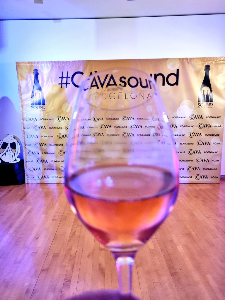 WineGastroWorld's tweet photo. Ayer en el #cavasound...
De nuevo una gran fiesta, reencuentro con compañeros y profesionales y buen ambiente, que ayudan a conocer y divulgar la cultura del #cava.
Gracias @DO_Cava
#CavaLovers #vino #wine #winelovers #culturadelvino #wineculture #vi #culturadelcava #cavaculture https://t.co/FE681zj0Hd