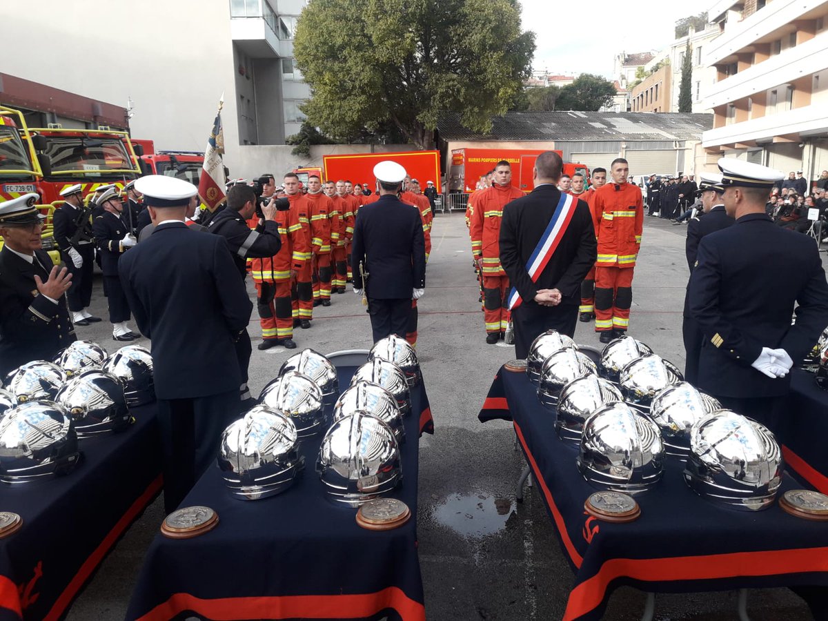 MarinsPompiers's tweet photo. [#EnDirect] Cérémonie de remise de casques à 31 nouveaux #MarinsPompiers affectés dès aujourd'hui dans un des 21 centres de secours de #Marseille. #honneurpatrievaleurdiscipline https://t.co/CnXaDoVZ1w